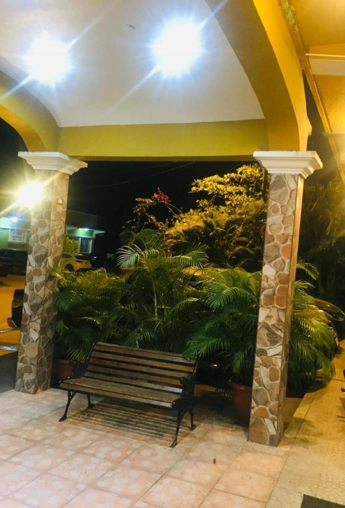 Hotel El Reformador Puerto Barrios Exteriör bild